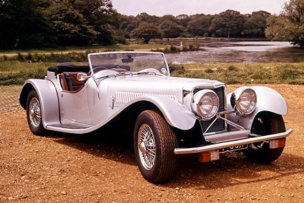 Историята на Panther Westwinds започва с ретро роудстъра Panther J72. Бихте могли да го наречете посланик на марката за Jaguar. Не само името „котка“ подсказва това. Четириметровият спортен автомобил със задно задвижване е боядисан в стила на двувратия SS Jaguar 100, а под алуминиевата каросерия е скрит пълнежът от седана Jaguar XJ Series 2.

Моделът J72 получава независимо окачване с носачи, както и редови 6-цилиндров двигател с обем 4.2 л и престижен V12 5.3. Освен това към гамата е добавен 6-цилиндров 3.8 от по-старите Jaguars. Всяка Panther има тапицерия от естествена кожа Connolly, но само най-горната версия може да се похвали с 270 к.с. и ускорение до 100 км/ч за седем секунди. До 1981 г. около 500 автомобила слизат от поточната линия в Weybridge.